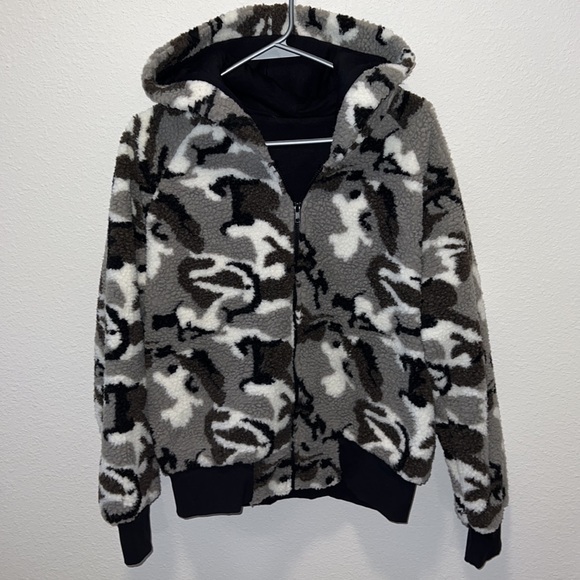 19. Strut This Abby Jacket Camo Sherpa - Picture 2 of 6